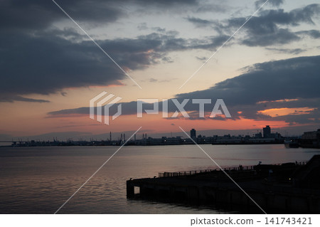 多雲的早晨 多雲的早晨 141743421