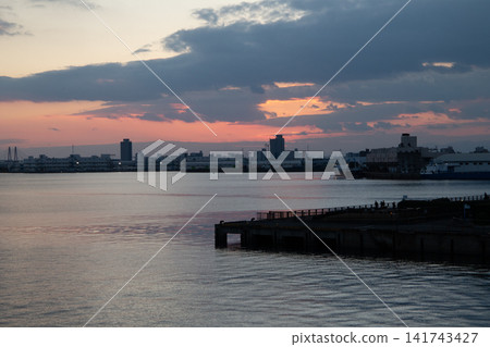 多雲的早晨 多雲的早晨 141743427