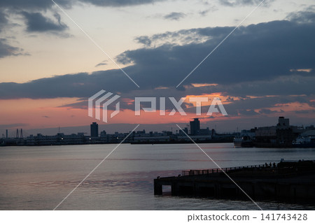 多雲的早晨 多雲的早晨 141743428