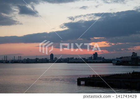 多雲的早晨 多雲的早晨 141743429