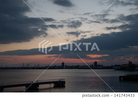 多雲的早晨 141743433