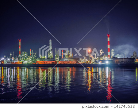 夜晚的工廠景觀 夜晚的工廠景觀 141743538