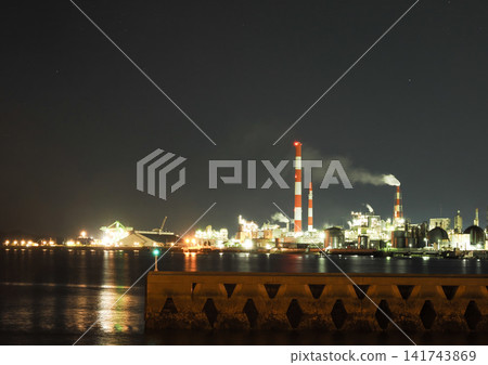 夜晚的工廠景觀 夜晚的工廠景觀 141743869