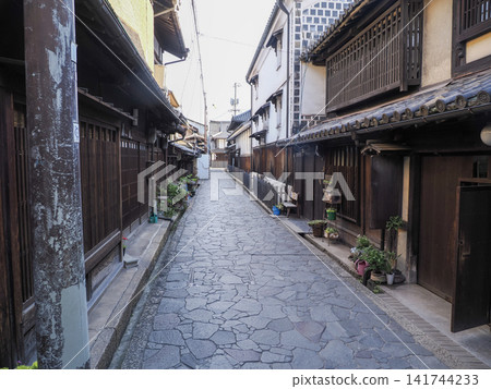 Scenery behind the alley Scenery behind the alley 141744233