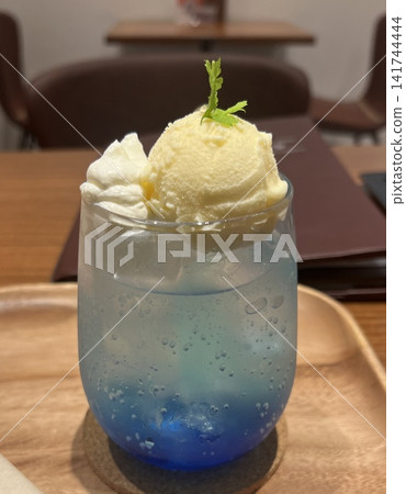 這款奶油蘇打水呈現出美麗的藍色漸變，越往下顏色越深。 141744444