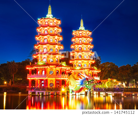 龍虎塔,高雄荷塘的象徵 龍虎塔,高雄荷塘的象徵 141745112