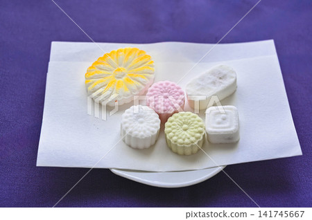 落丸,盂蘭盆節期間的一種甜點。 落丸,盂蘭盆節期間的一種甜點。 141745667