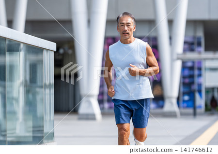 一群上了年紀的男人在城市的摩天大樓間奔跑。 一群上了年紀的男人在城市的摩天大樓間奔跑。 141746612