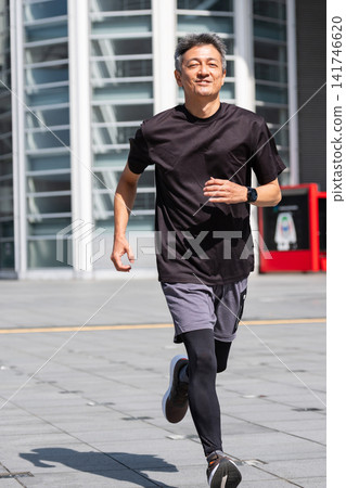 Senior man running Senior man running 141746620