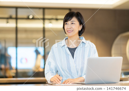一位中年婦女正在ShareOffice使用電腦。 141746674