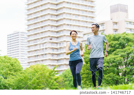 一對中年夫婦慢跑 141746717