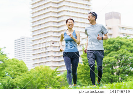 一對中年夫婦慢跑 141746719