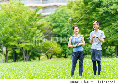一對中年夫婦正在散步 141746721