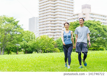 一對中年夫婦正在散步 141746722