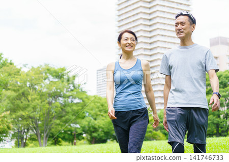 一對中年夫婦正在散步 141746733