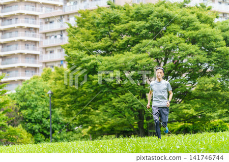 慢跑的老人 141746744