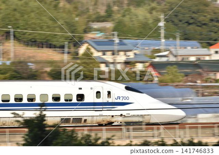 一列新幹線700系列車(JR西日本規格)疾駛而過。 一列新幹線700系列車(JR西日本規格)疾駛而過。 141746833