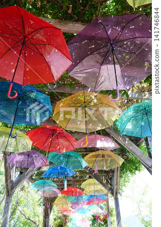 色彩繽紛的雨傘裝飾著天花板。 141746844