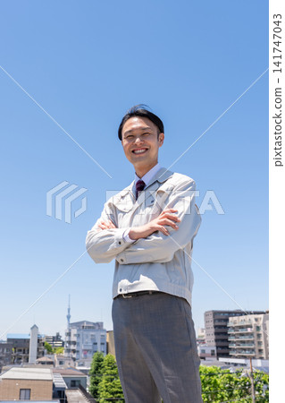 Blue sky and businessmen in work clothes Blue sky and businessmen in work clothes 141747043
