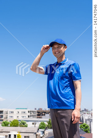 藍天白雲，一位面帶微笑的男卡車司機 141747046