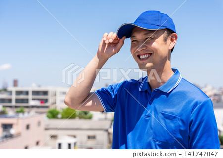 藍天白雲，一位面帶微笑的男卡車司機 141747047