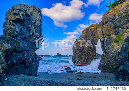 11 月，秋意漸濃，從青島自然研究步道的觀景台上可以看到漂浮在日本海中的奇形怪狀的岩石群。 141747480