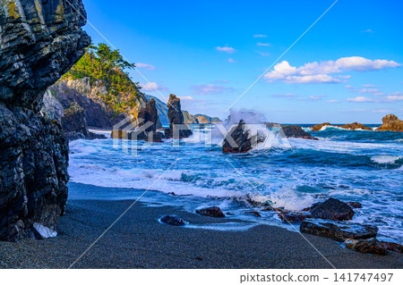 11 月,秋意漸濃,從青島自然步道眺望日本海,可以看到海岸線上層層疊疊疊、形態各異的岩石,景色令人嘆為觀止。 11 月,秋意漸濃,從青島自然步道眺望日本海,可以看到海岸線上層層疊疊疊、形態各異的岩石,景色令人嘆為觀止。 141747497