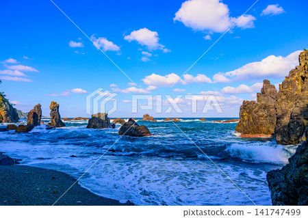 In November, as autumn deepens, the view from the Aoshima Nature Trail of the Sea of Japan—a parade of disguised rock formations against the shore—is breathtaking. 141747499