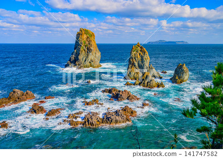 In November, as autumn deepens, the rough waves of the Sea of Japan, Seagull Rock, and the Sixteen Arhats are prominently captured in the center of the view from the Aoshima Nature Trail. In November, as autumn deepens, the rough waves of the Sea of Japan, Seagull Rock, and the Sixteen Arhats are prominently captured in the center of the view from the Aoshima Nature Trail. 141747582