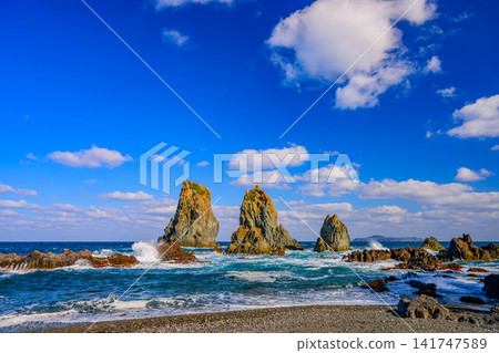 In November, as autumn deepens, the rough waves crash against the shoreline of Aoshima Island, with Seagull Rock and the Sixteen Arhats towering before your eyes. In November, as autumn deepens, the rough waves crash against the shoreline of Aoshima Island, with Seagull Rock and the Sixteen Arhats towering before your eyes. 141747589