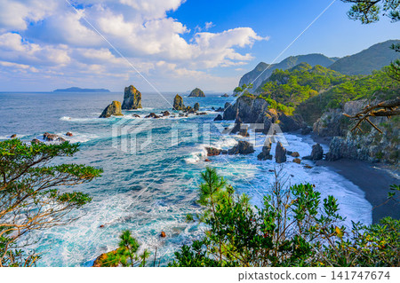 11月,秋意漸濃,從青島自然步道可以看到漂浮在日本海中的海鷗岩和十六羅漢像,以及遠處愛島的景色。 11月,秋意漸濃,從青島自然步道可以看到漂浮在日本海中的海鷗岩和十六羅漢像,以及遠處愛島的景色。 141747674