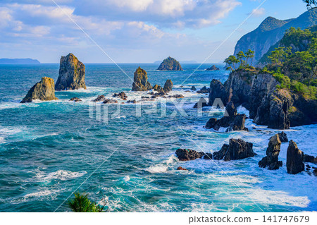 In November, as autumn deepens, the Seagull Rock and the Sixteen Arhats floating in the Sea of Japan, along with the distant landscape of Aijima Island, can be seen from the Aoshima Nature Trail. In November, as autumn deepens, the Seagull Rock and the Sixteen Arhats floating in the Sea of Japan, along with the distant landscape of Aijima Island, can be seen from the Aoshima Nature Trail. 141747679