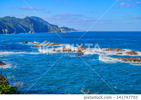 11月,秋意漸濃,從青島自然研究步道的步道上,可以完整欣賞海岸線和日本海獨特的岩石地形。 11月,秋意漸濃,從青島自然研究步道的步道上,可以完整欣賞海岸線和日本海獨特的岩石地形。 141747793