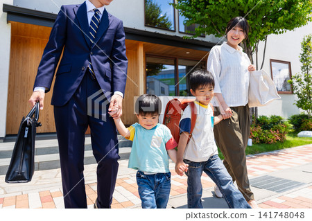 一家四口帶著笑容地離開了家。 一家四口帶著笑容地離開了家。 141748048