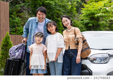 一個年輕家庭踏上公路之旅 一個年輕家庭踏上公路之旅 141748083