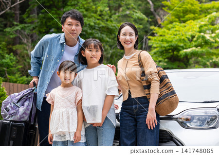 一個年輕家庭踏上公路之旅 一個年輕家庭踏上公路之旅 141748085