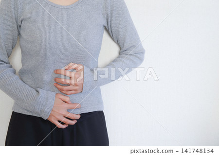 一名女性出現腹痛症狀 一名女性出現腹痛症狀 141748134