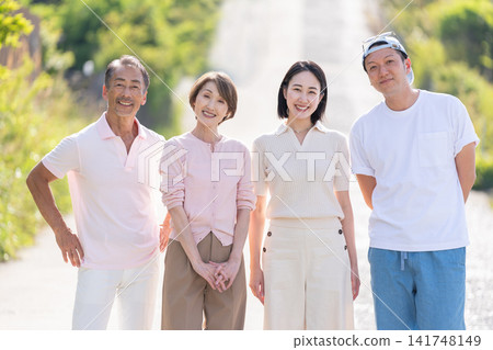 一對老年夫婦和已婚的子女並肩站著，臉上都帶著笑容。 141748149