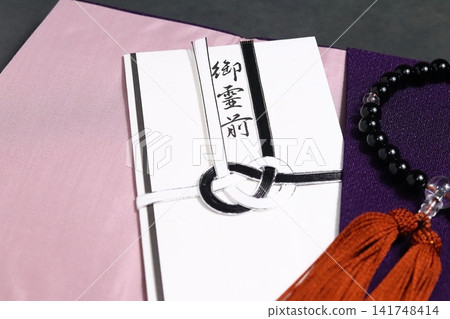 福草(裹屍布)、唁電信封和念珠(用於葬禮) 福草(裹屍布)、唁電信封和念珠(用於葬禮) 141748414