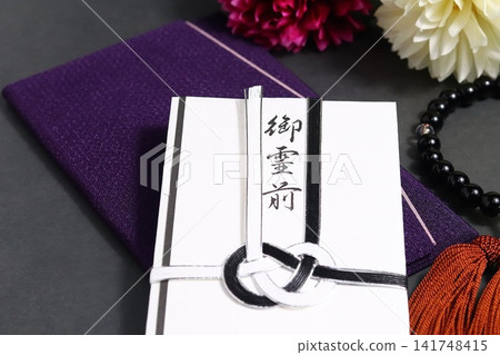 福草(裹屍布)、唁電信封和念珠(用於葬禮) 福草(裹屍布)、唁電信封和念珠(用於葬禮) 141748415