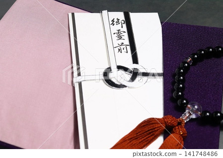 福草(裹屍布)、唁電信封和念珠(用於葬禮) 福草(裹屍布)、唁電信封和念珠(用於葬禮) 141748486