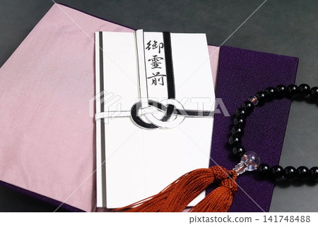 福草(裹屍布)、唁電信封和念珠(用於葬禮) 福草(裹屍布)、唁電信封和念珠(用於葬禮) 141748488