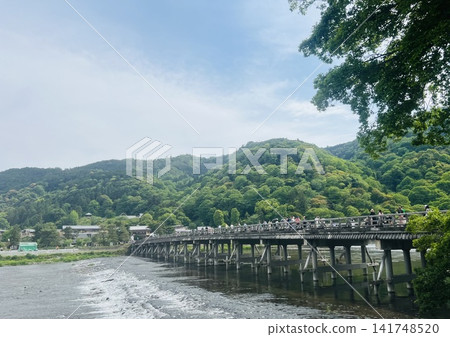 嵐山渡月橋是京都最具代表性的地標之一。周圍山脈鬱鬱蔥蔥，桂川清澈見底，營造出一種令人心曠神怡的氛圍，尤其是在初夏到夏季這段時間。 141748520