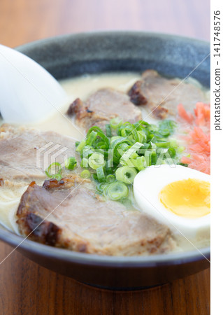 美味的豚骨拉麵配叉燒肉 美味的豚骨拉麵配叉燒肉 141748576