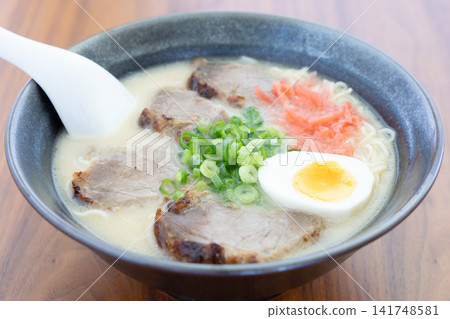 美味的豚骨拉麵配叉燒肉 美味的豚骨拉麵配叉燒肉 141748581