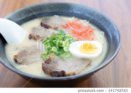 美味的豚骨拉麵配叉燒肉 美味的豚骨拉麵配叉燒肉 141748583