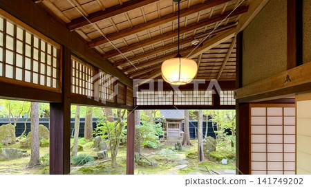 The earthen veranda and dry landscape garden of the Kawarada samurai residence in Kakunodate, Akita Prefecture, exude a uniquely Japanese atmosphere where design and function are in harmony. The earthen veranda and dry landscape garden of the Kawarada samurai residence in Kakunodate, Akita Prefecture, exude a uniquely Japanese atmosphere where design and function are in harmony. 141749202
