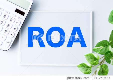 一塊寫著 ROA 字樣的白板和一個白色計算器 一塊寫著 ROA 字樣的白板和一個白色計算器 141749685