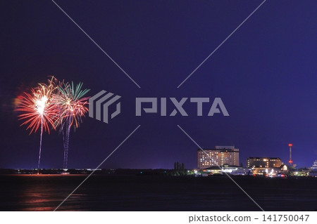 The Kita-Biwako Fireworks Festival (Nagahama City, Shiga Prefecture), which lights up the summer night sky, photographed from near Tamura Station. The Kita-Biwako Fireworks Festival (Nagahama City, Shiga Prefecture), which lights up the summer night sky, photographed from near Tamura Station. 141750047