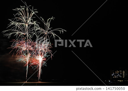The Kita-Biwako Fireworks Festival (Nagahama City, Shiga Prefecture), which lights up the summer night sky, photographed from near Tamura Station. The Kita-Biwako Fireworks Festival (Nagahama City, Shiga Prefecture), which lights up the summer night sky, photographed from near Tamura Station. 141750050